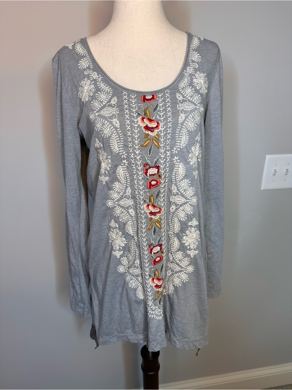Sz M Johnny Was long sleeve grey embroidered high low top ruffle back